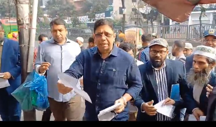 নিউমার্কেটে ব্যারস্টার অসীমের নেতৃত্বে বিএনপির লিফলেট বিতরণ