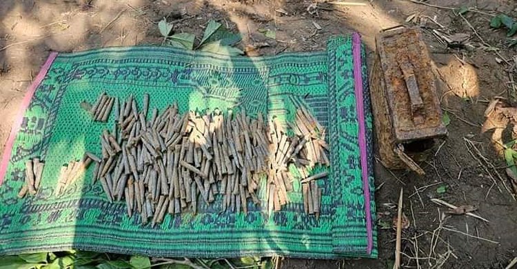 বাঁশবাগানে মাটি খুঁড়তেই মিললো ৩৪০ পিস গুলি