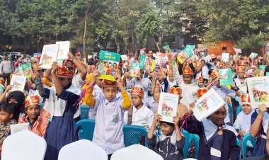বছরের প্রথম দিনে নতুন বই হাতে পেয়ে উচ্ছ্বসিত শিক্ষার্থীরা