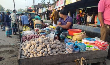 ভরা মৌসুমেও আলুর দামে ক্ষোভে ফুঁসছে ক্রেতা