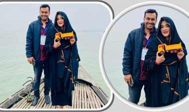 নৌকায় পার হচ্ছে মাহির ট্রাক