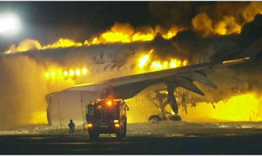 জাপানে রানওয়েতে সংঘর্ষের পর বিমানে আগুন
