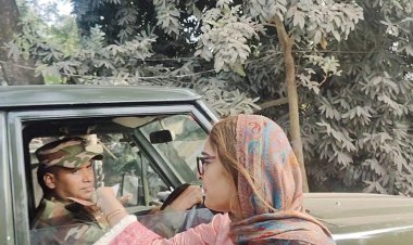 ভোটবর্জনে লিফলেট সেনাবাহিনীর সদস্যদের দিলেন বিএনপি নেতা নিপুণ