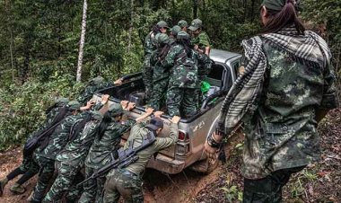 মেয়েরাও মিয়ানমারে জান্তা সরকারের বিরুদ্ধে যুদ্ধ করছে