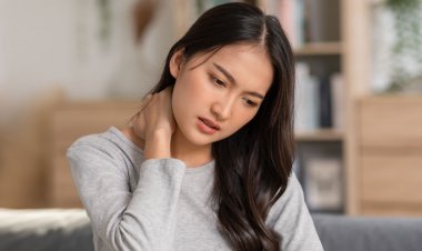 ঘাড়ে ব্যথা কেন হয়? জেনে নিন ঘরোয়া প্রতিকার