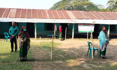 ‘মোর আতে কালি লাগাইয়া কয় ভোট অইয়া গেছে’