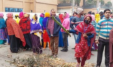 শ্রীপুরে সড়ক অবরোধ করে পোশাক শ্রমিকদের বিক্ষোভ