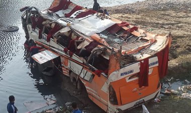 সেতু থেকে নদীতে পড়লো বেপরোয়া গতির বাস, নিহত ১২