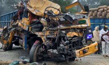 বাসের ধাক্কায় দুমড়ে মুচড়ে গেল ট্রাক, চালক নিহত আহত ১০