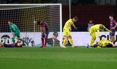 ৮ গোলের রোমাঞ্চ, শেষ মুহূর্তে এসে হেরে গেলো বার্সেলোনা