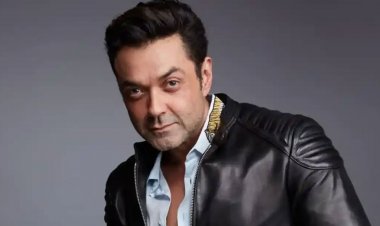 ববিকে জড়িয়ে চুমু খেলেন নারী অনুরাগী, যা করলেন অভিনেতা