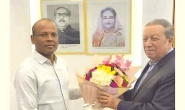 মিষ্টি আর ফুল নিয়ে ওসিকে শুভেচ্ছা জানালেন পটিয়ার সংসদ সদস্য