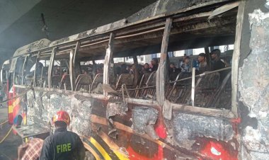  ভরদুপুরে যাত্রাবাড়ীতে বাসে আগুন