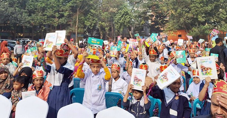 বছরের প্রথম দিনে নতুন বই হাতে পেয়ে উচ্ছ্বসিত শিক্ষার্থীরা