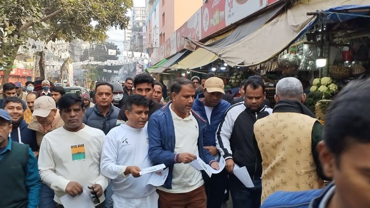 ভোট বর্জনের পক্ষে স্বেচ্ছাসেবক ও ছাত্রদলের লিফলেট বিতরণ