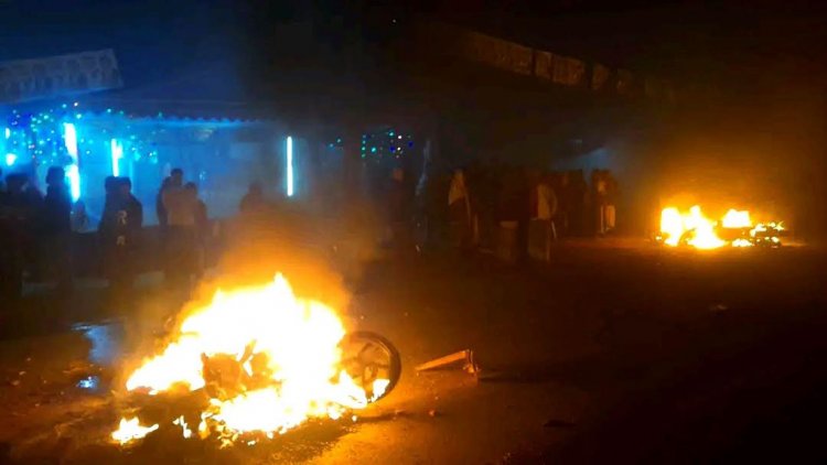 তিন পোড়া মোটরসাইকেল নিয়ে ঈগল-নৌকার টানাটানি