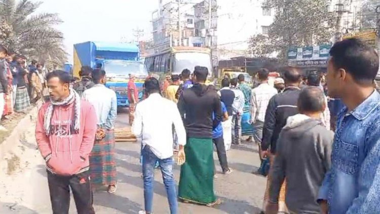 আশুলিয়ায় ট্রাকচাপায় হতাহত ৩, সড়ক অবরোধ