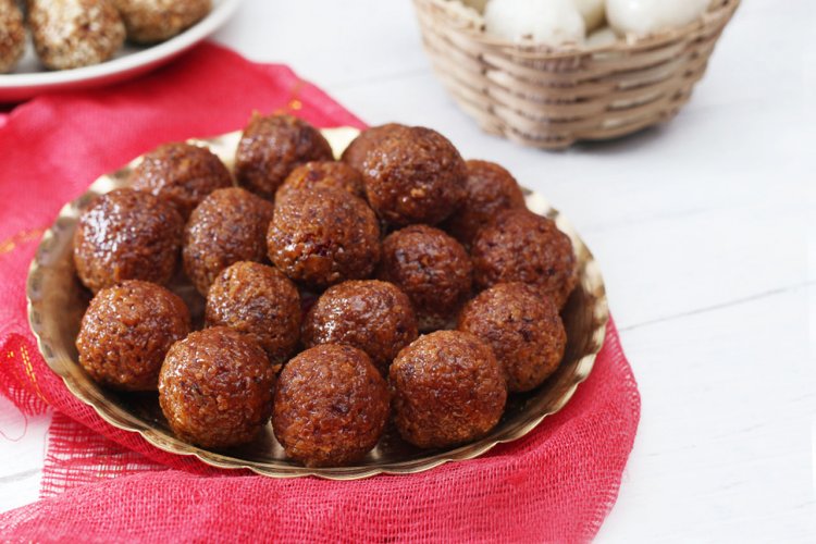 খেজুর গুড়ের নারিকেল নাড়ু তৈরির রেসিপি