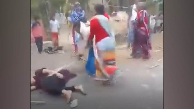 বাবাকে বাঁচাতে গিয়ে নির্যাতনের শিকার তরুণী, ভিডিও ভাইরাল