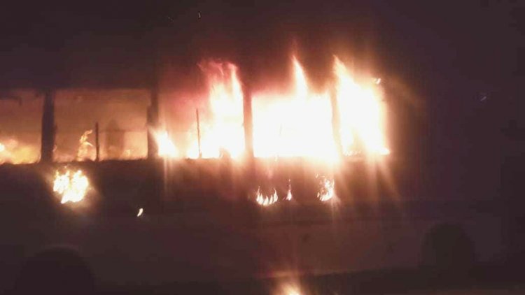নারায়ণগঞ্জে দুই বাসে আগুন, হেলপার দগ্ধ