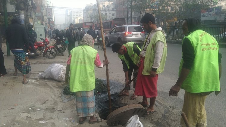 ঠান্ডায় শরীর অবশ হয়ে আসে, তবুও কাজ করতে হয়