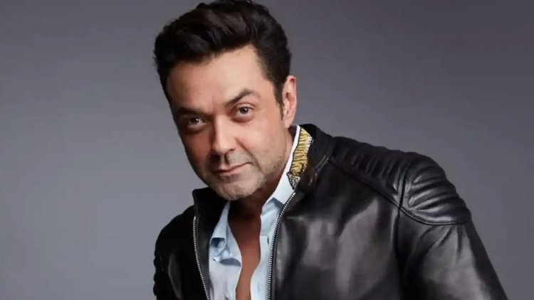 ববিকে জড়িয়ে চুমু খেলেন নারী অনুরাগী, যা করলেন অভিনেতা