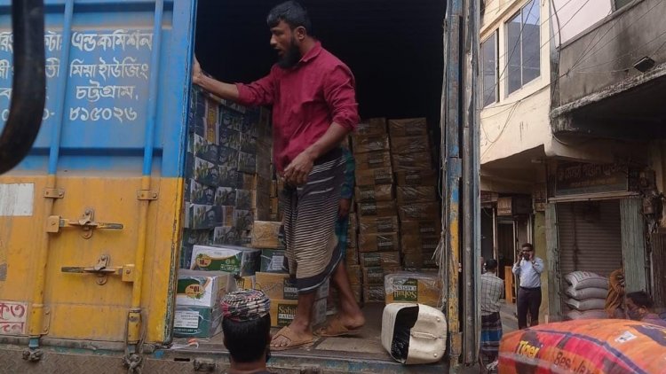 রমজান ঘিরে ভোগ্যপণ্যের মজুত খাতুনগঞ্জে, দাম নিয়ে সংশয়