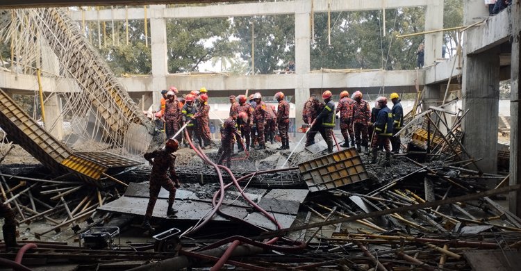 রাবিতে নির্মাণাধীন হলের ছাদ ধস: হাসপাতালে ৩ জন, উদ্ধার কাজ চলমান