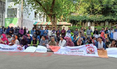 অভিযুক্ত শিক্ষককে স্থায়ী বহিষ্কারের দাবিতে আন্দোলনে শিক্ষার্থীরা