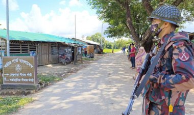 গোলাগুলি চলছেই, আতঙ্কে বাড়িঘর ছাড়ছেন সীমান্তের বাসিন্দারা
