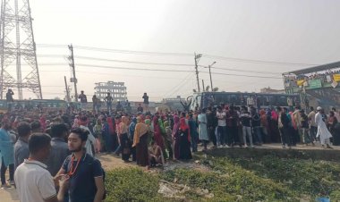 ধামরাইয়ে বেতন বৃদ্ধির দাবিতে শ্রমিকদের সড়ক অবরোধ