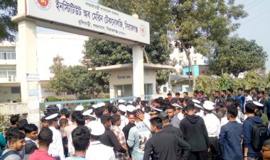  সিরাজগঞ্জে অধ্যক্ষ প্রত্যাহারের দাবিতে সড়ক অবরোধ