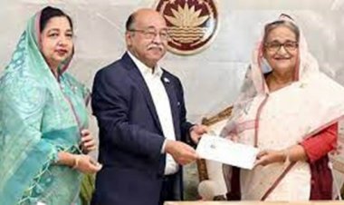 টাঙ্গাইলের শাড়িসহ তিন পণ্যের জিআই সনদ প্রধানমন্ত্রীর কাছে হস্তান্তর