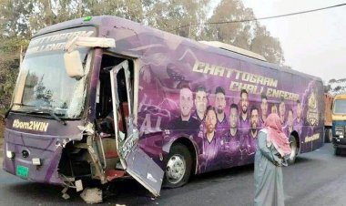  চট্টগ্রাম চ্যালেঞ্জার্সের টিম বাসে লরির ধাক্কা