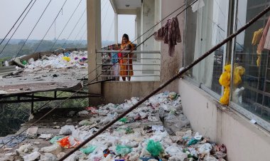 হাসপাতালে জমে থাকা ময়লার স্তুপে আগুন, আতঙ্কে রোগী ও স্বজনেরা