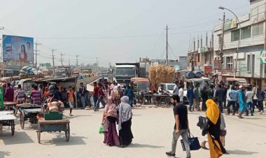 খুবির ২ ছাত্রকে মারধরের প্রতিবাদে শিক্ষার্থীদের সড়ক অবরোধ