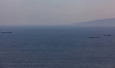 ইয়েমেন উপকূলে ক্ষেপণাস্ত্র হামলায় জাহাজে আগুন