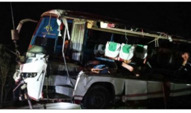 এক্সপ্রেসওয়েতে বাস-ট্রাক সংঘর্ষ, নারী ও শিশুসহ নিহত ৩