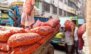 ভারত থেকে ‘পেঁয়াজ আসার খবরে’ অস্থির খাতুনগঞ্জের বাজার