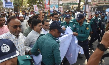 পুলিশি বাধায় ১২ দলীয় জোটের বিক্ষোভ মিছিল পণ্ড