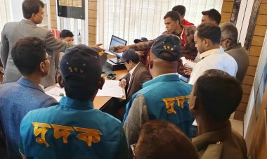 গাইবান্ধা পাসপোর্ট অফিসে দুদকের অভিযান, আটক ৩