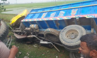 নিয়ন্ত্রণ হারিয়ে ট্রাকের নিচে ভ্যান, প্রাণ গেল চালকের