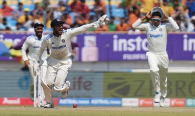 দুই টেস্ট খেলা তরুণের মাঝে ধোনির ছায়া দেখছেন গাভাস্কার