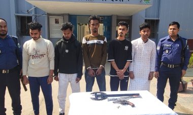 পাবনায় বিদেশি অস্ত্রসহ ৫ যুবক গ্রেপ্তার