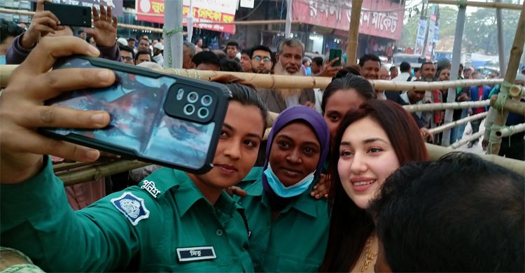 সংরক্ষিত নারী আসনে অপুর মনোনয়নপত্র সংগ্রহ