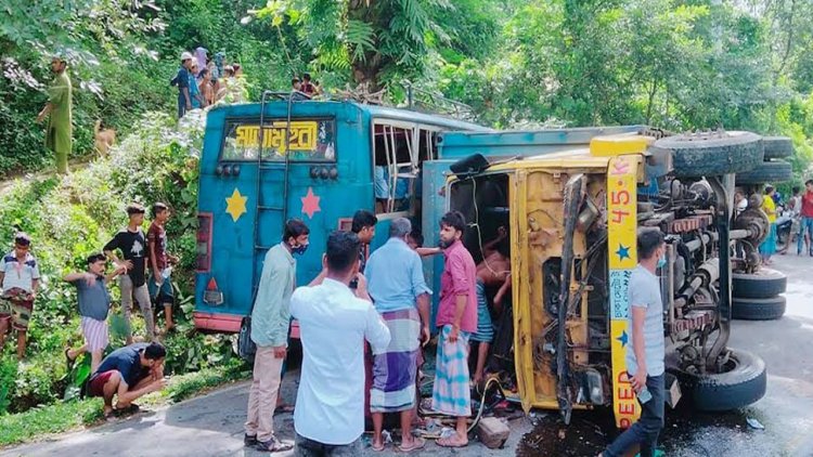 চকরিয়ায় বাস-কাভার্ডভ্যানের সংঘর্ষে নিহত ২