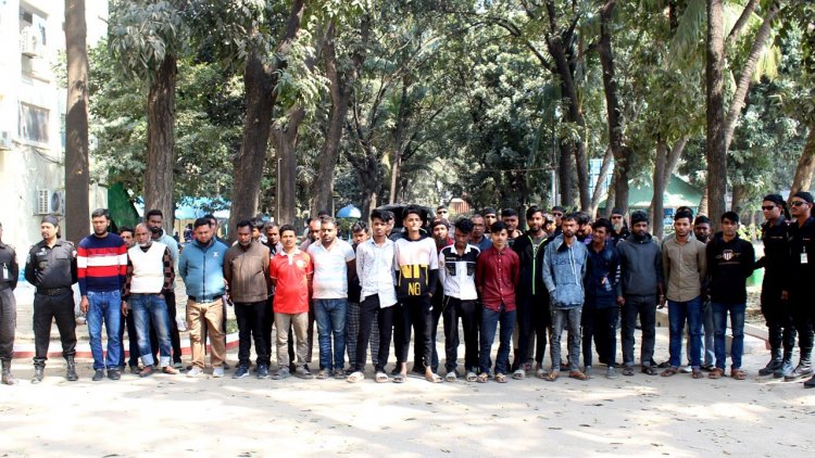 লেজার লাইটের ইশারায় পণ্যবাহী গাড়ি আটকে চাঁদাবাজি করতেন তারা
