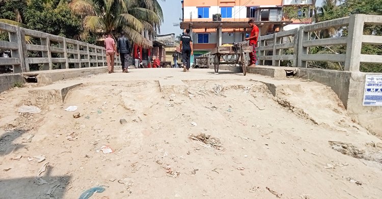 নির্মাণের ৮ মাসেও সড়ক পায়নি দেড় কোটি টাকার সেতু