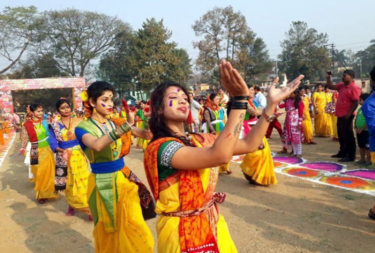 বসন্ত বন্দনায় মেতেছে ব্যস্ত নগরী ঢাকা