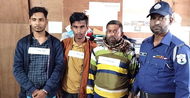 চাঁদপুরে লঞ্চ থেকে দুই হাজার কেজি জাটকাসহ আটক ৩